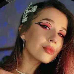 chat with ai character: Новенькая