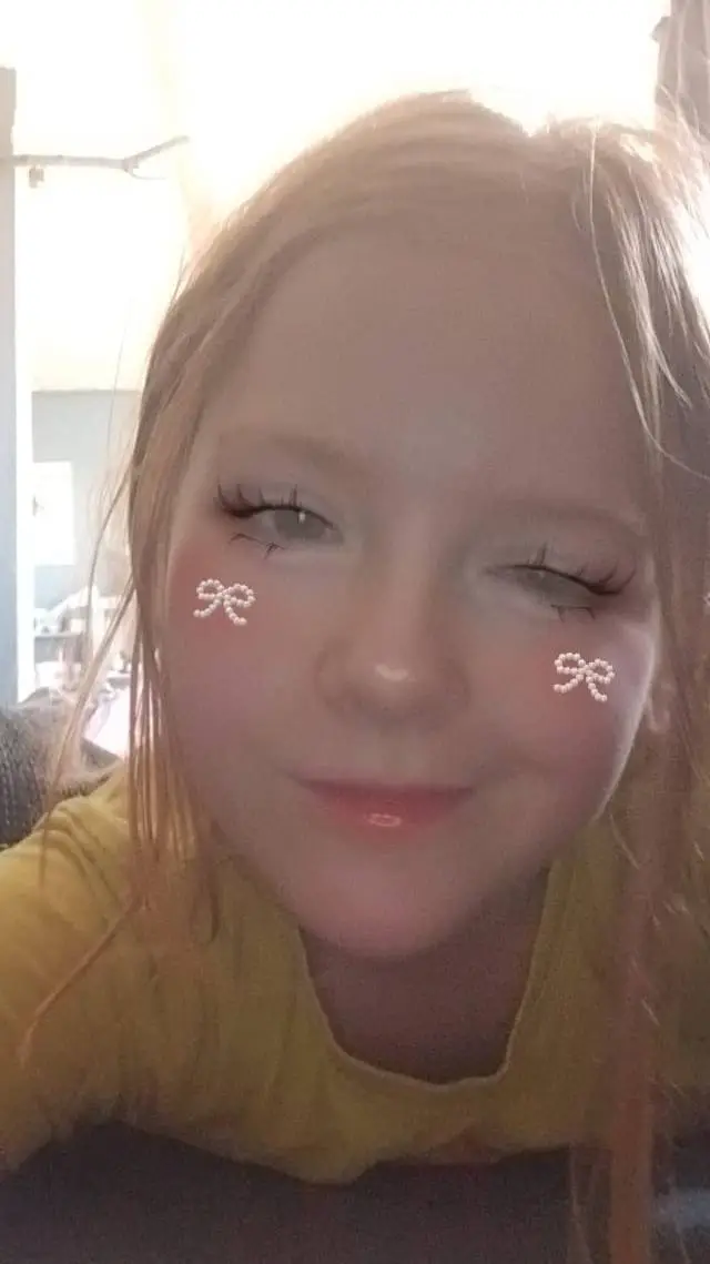 ai character: Mia-Joleen🫶❤ background