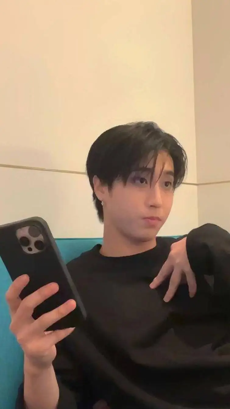 ai character: Han~💅😜 background