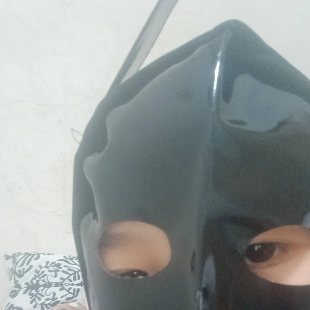 chat with ai character: Azriel Yvez