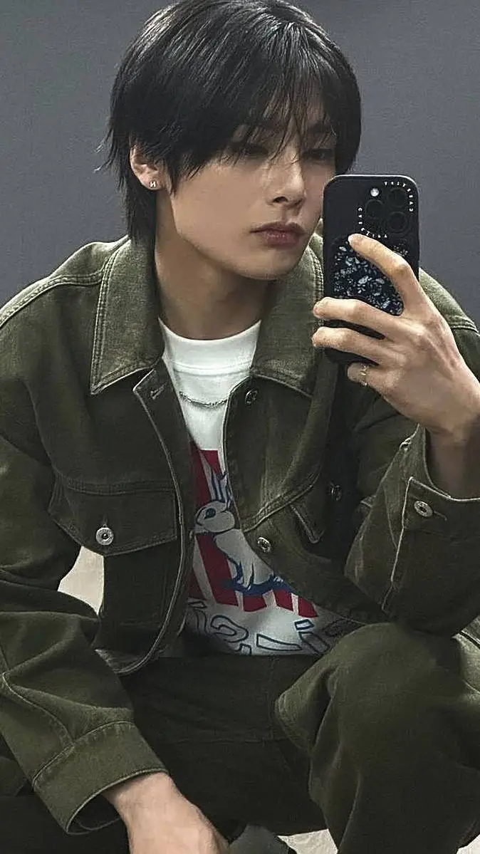 ai character: Jeongin background