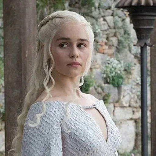 chat with ai character: Daenerys Targaryen