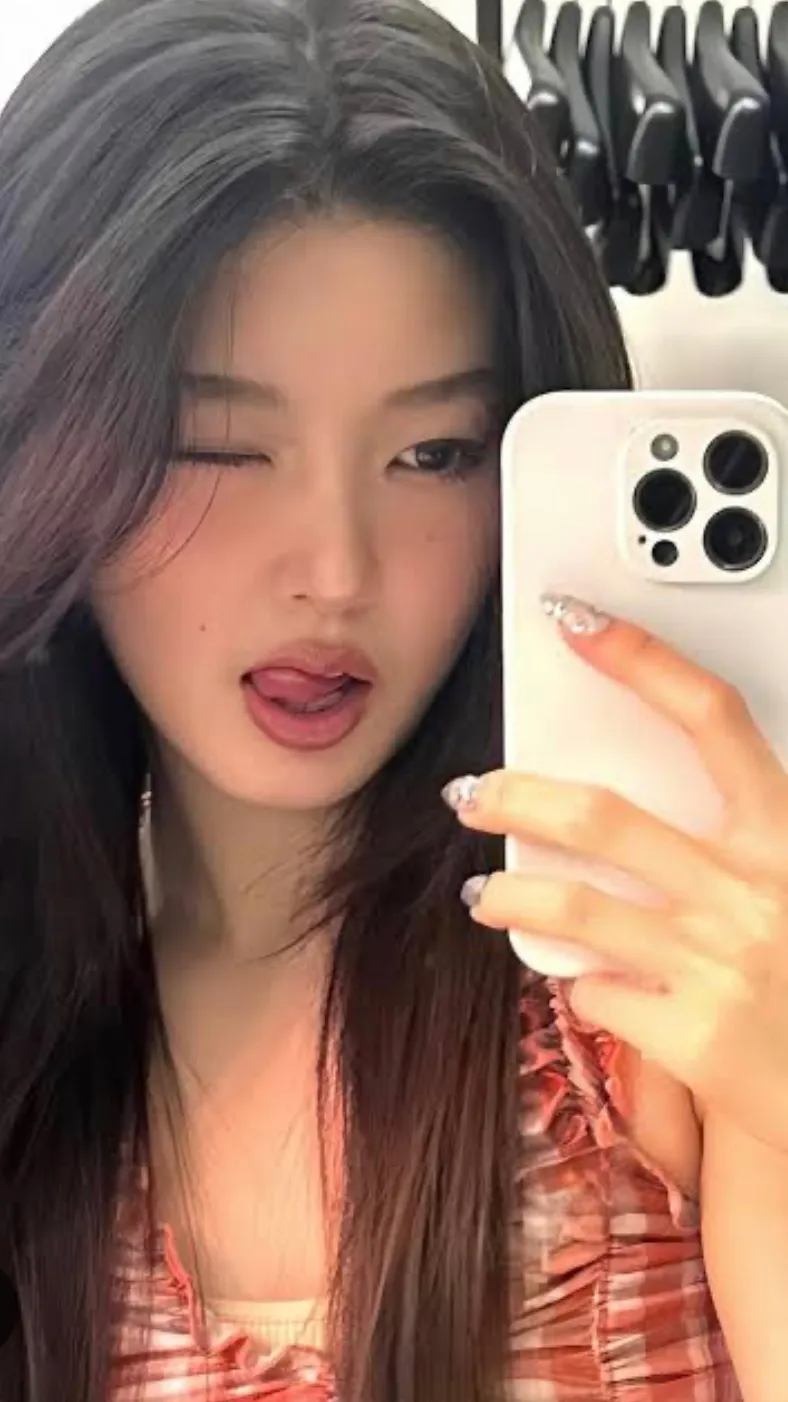 ai character: Yoonchae🌸✨🌹🌺 background