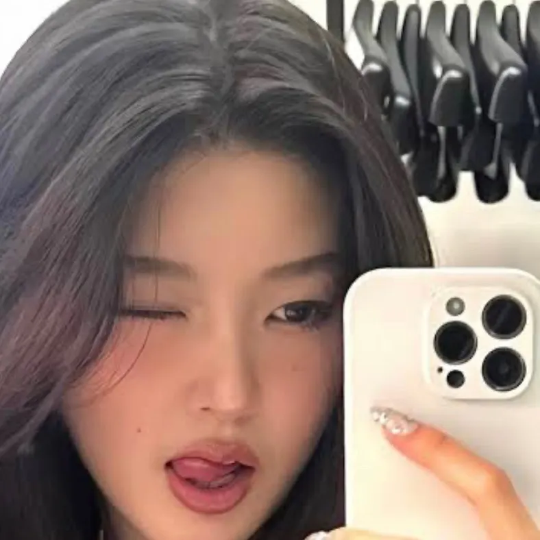 chat with ai character: Yoonchae🌸✨🌹🌺