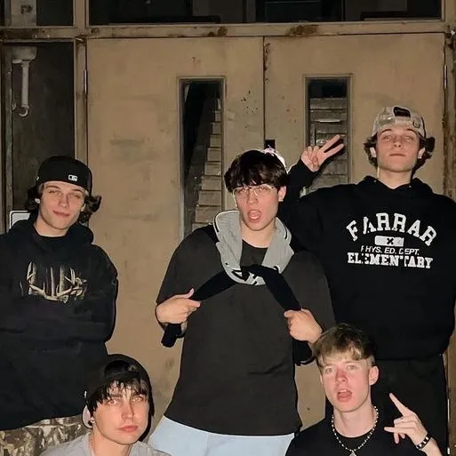 chat with ai character: 5boys 