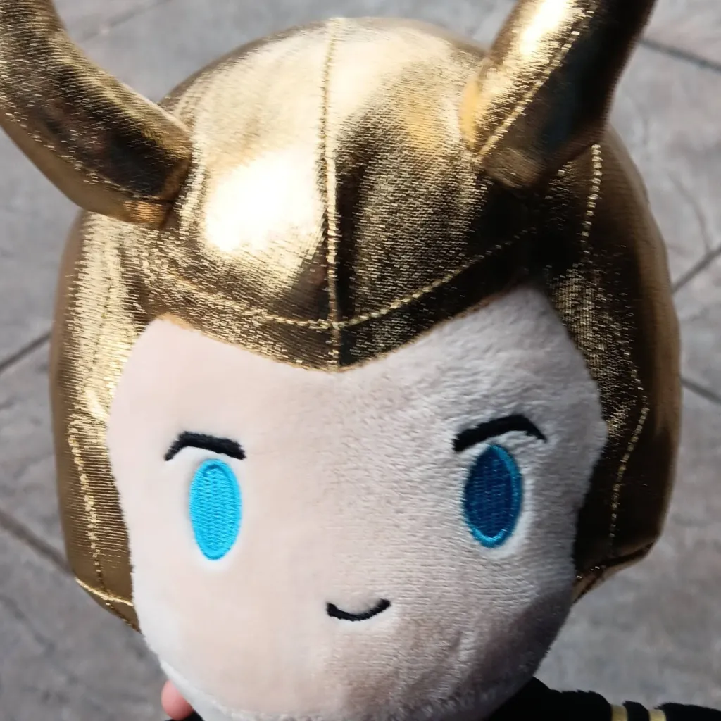 chat with ai character: Tom Hiddleston 