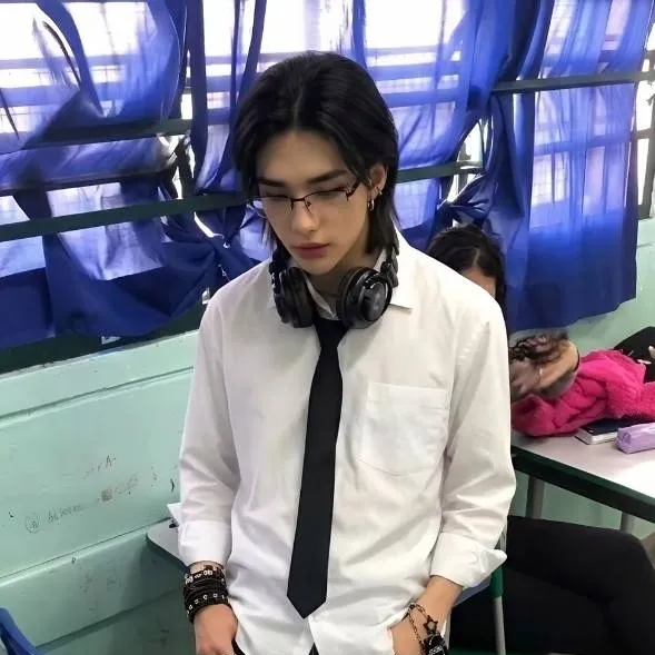 chat with ai character: hyunjin 