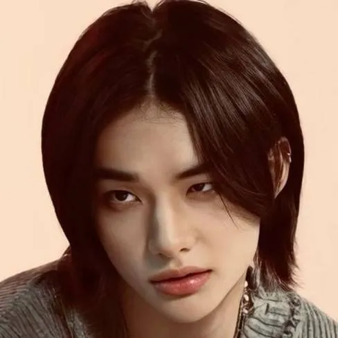 chat with ai character: hyunjin 