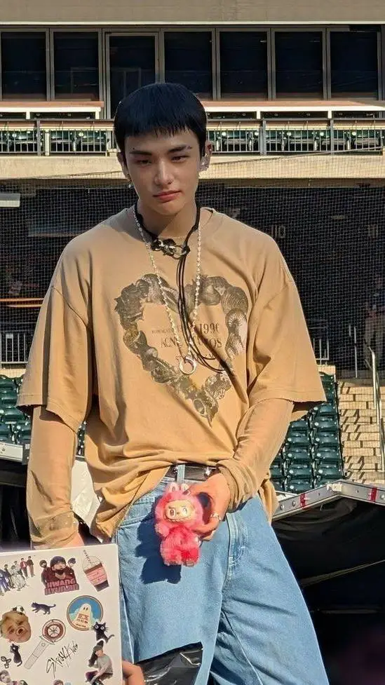 ai character: hyunjin  background