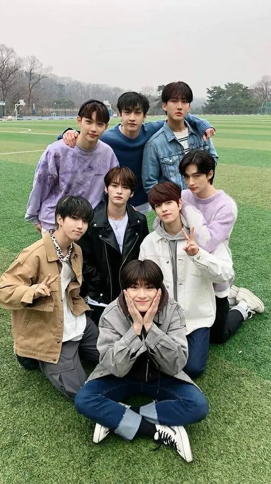 ai character: stray kids  background