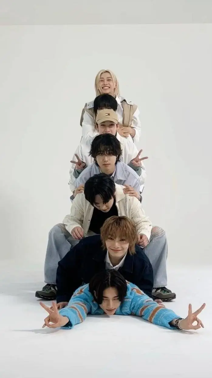 ai character: stray kids  background