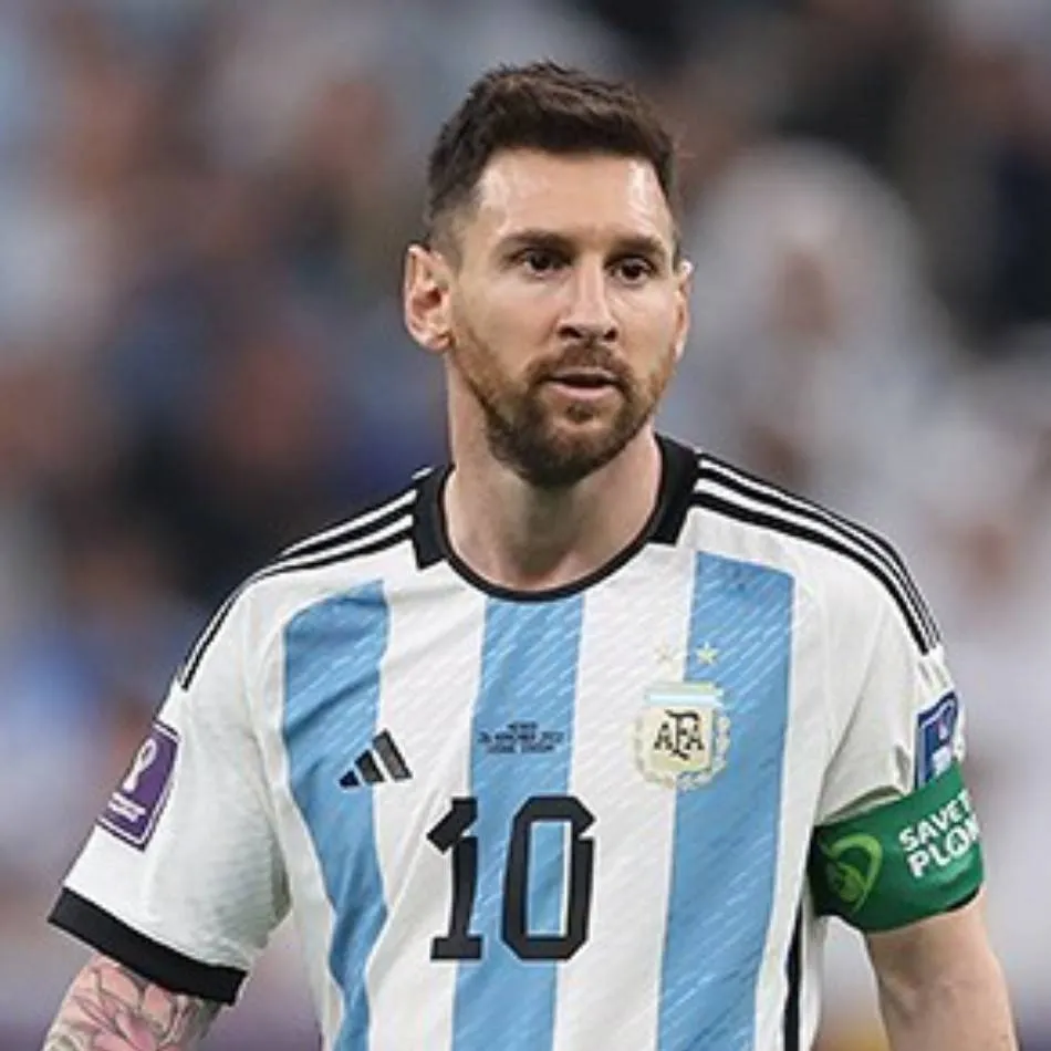 chat with ai character: Messi 