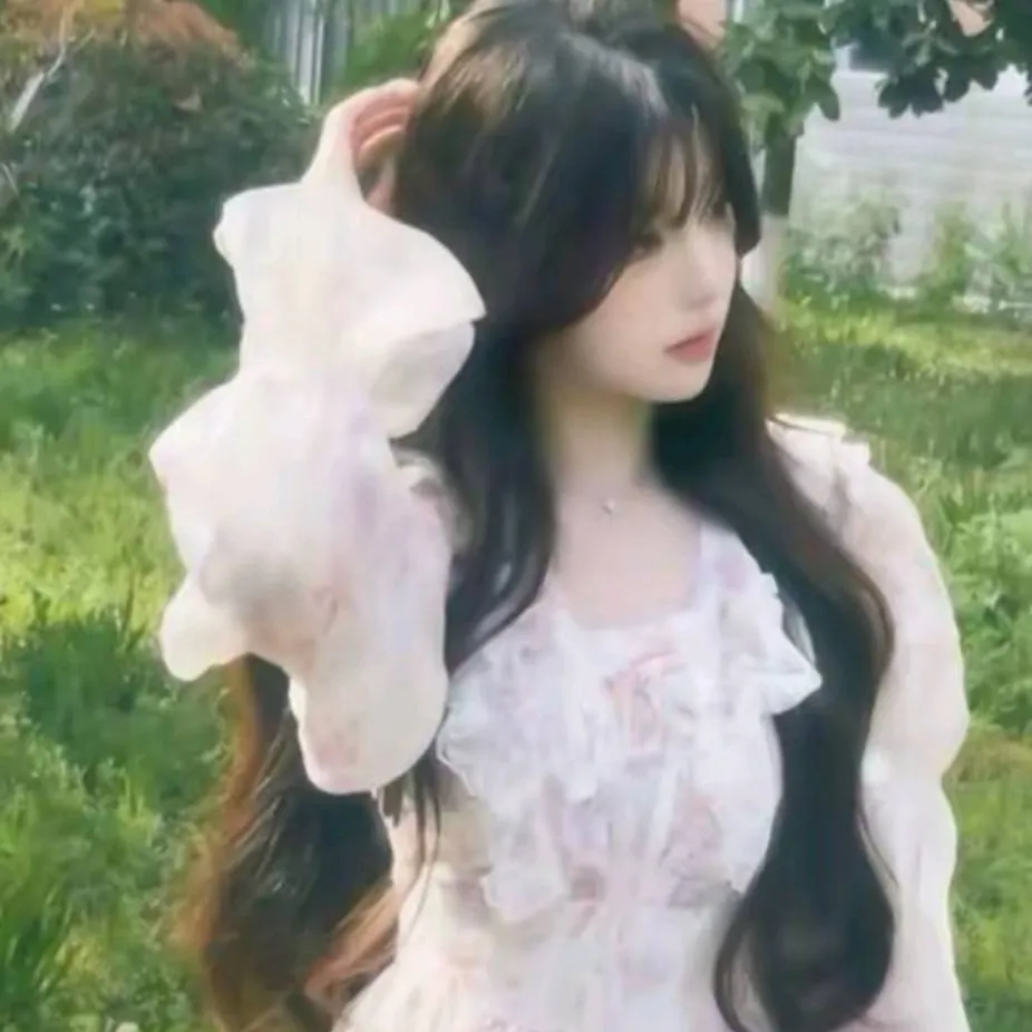 chat with ai character: Aura