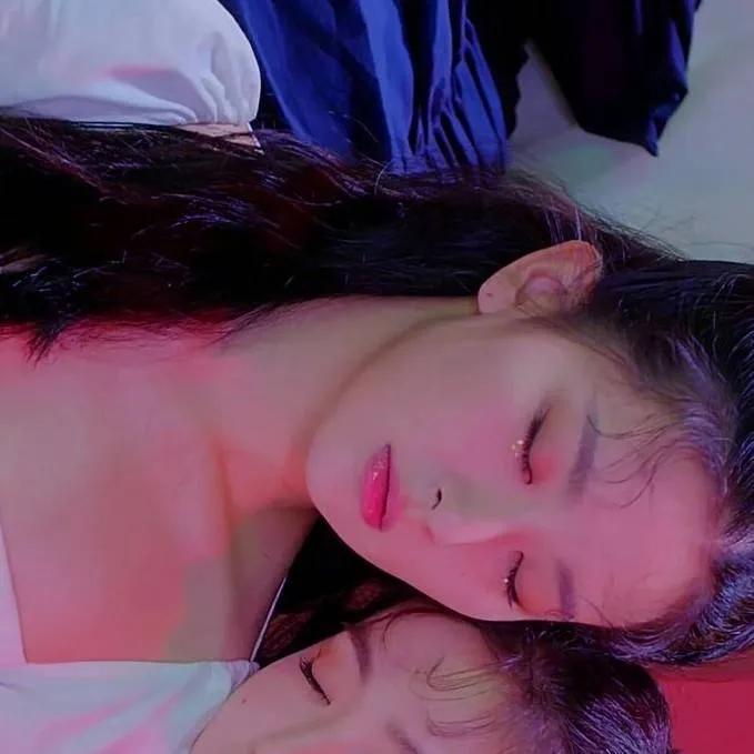 chat with ai character: Seulgi & irene 