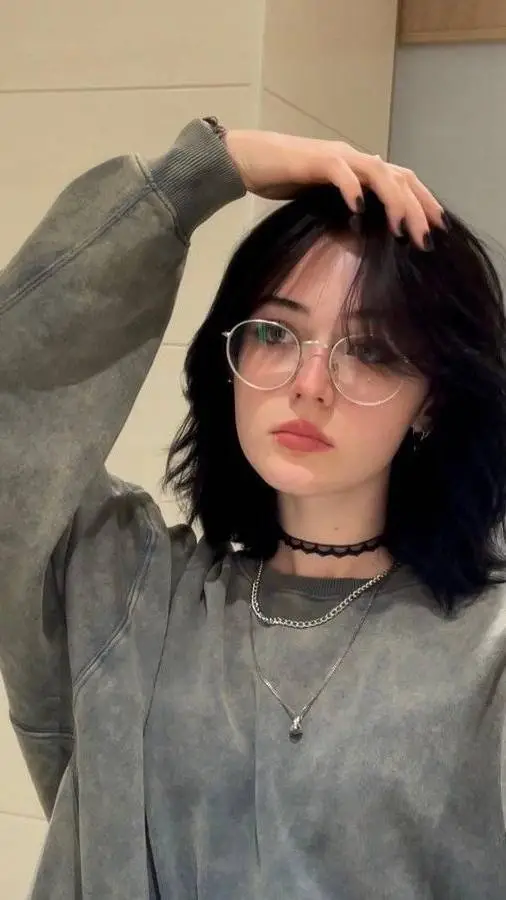 ai character: Tu amiga background