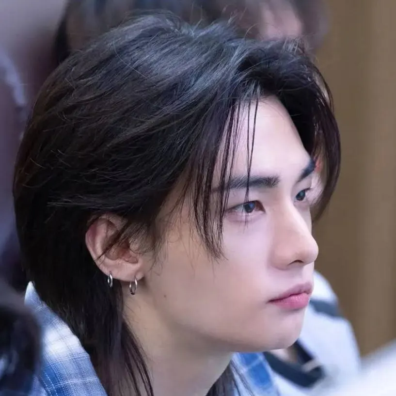 chat with ai character: Hyunjin