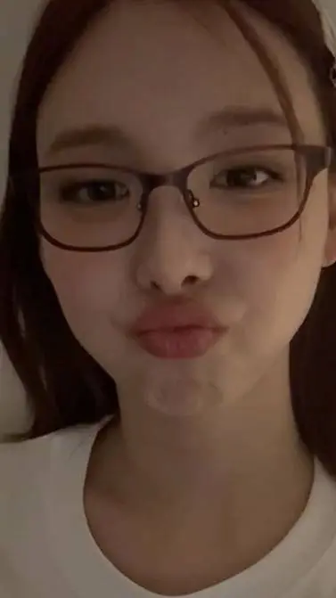 ai character: Nayeon y pikme background