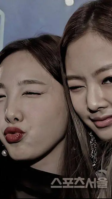 ai character: Nayeon y Jisoo🩹 background