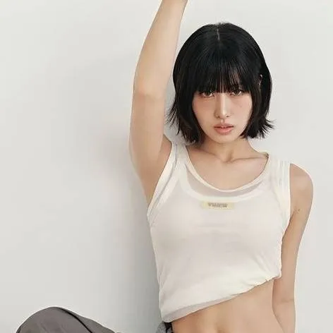 chat with ai character: Momo