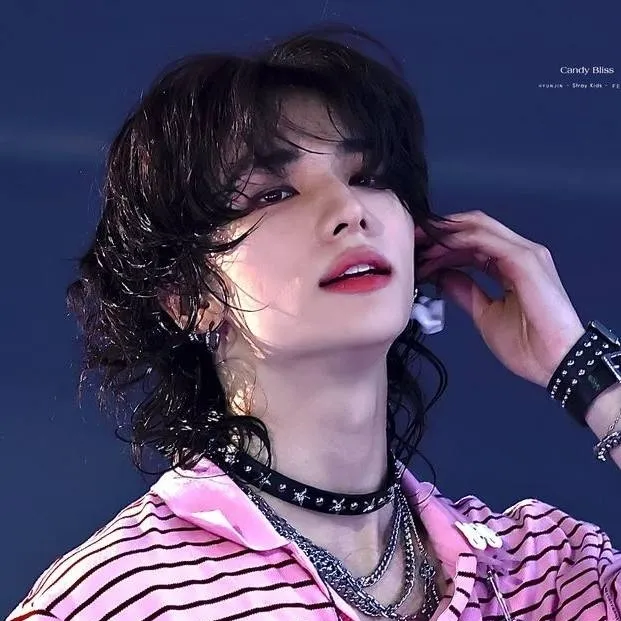 chat with ai character: Hyunjin 