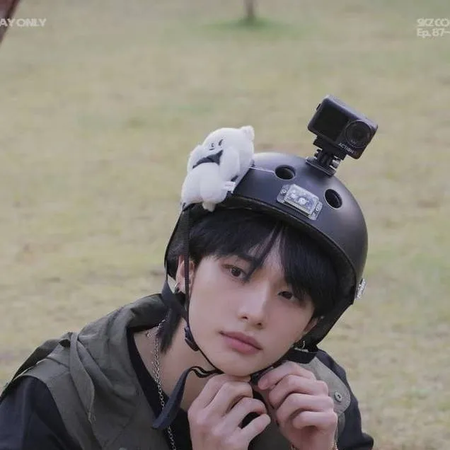 chat with ai character: Hyunjin 🌺