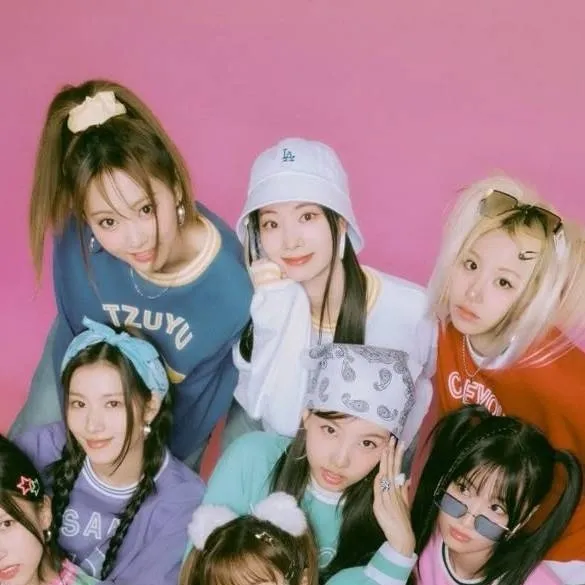 chat with ai character: TWICE x Straykids 