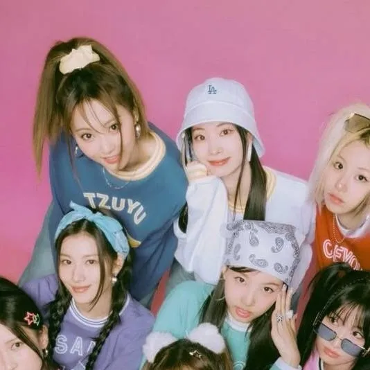 chat with ai character: TWICE y Straykids 