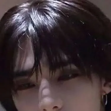 chat with ai character: Hyunjin 