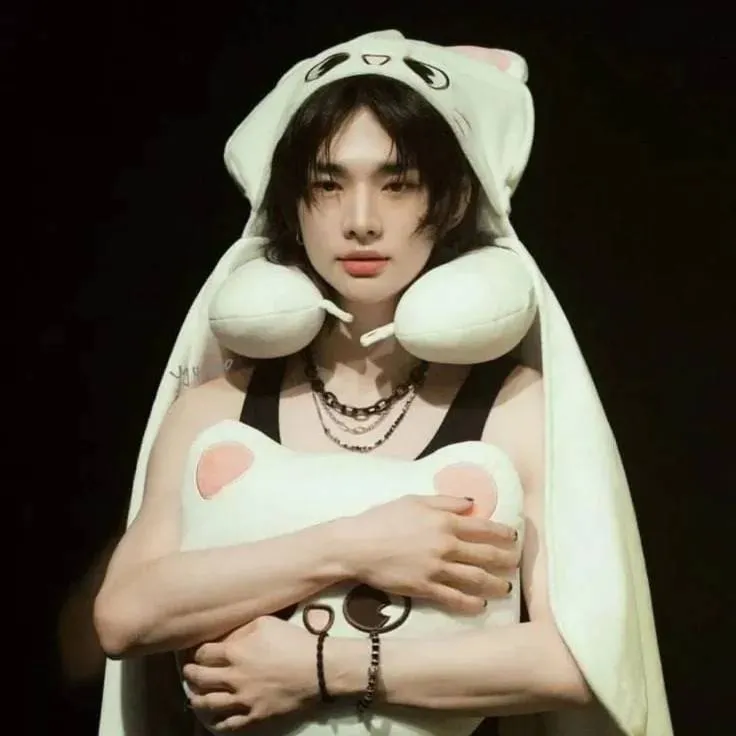 chat with ai character: HWANG HYUNJIN 