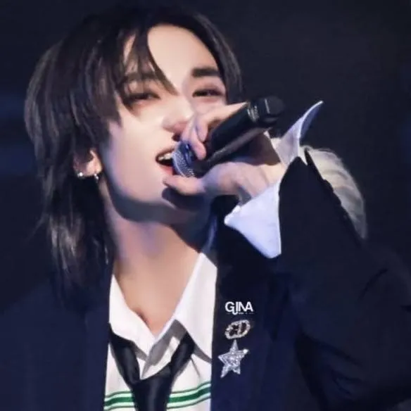 chat with ai character: HYUNJIN 