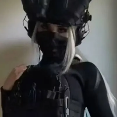 chat with ai character: Lt and you Latina