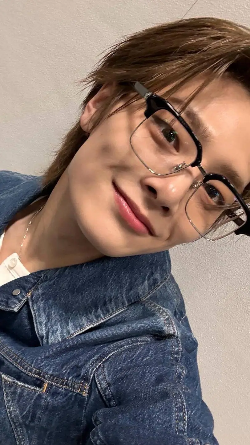 ai character: Jeongin ❤️ background