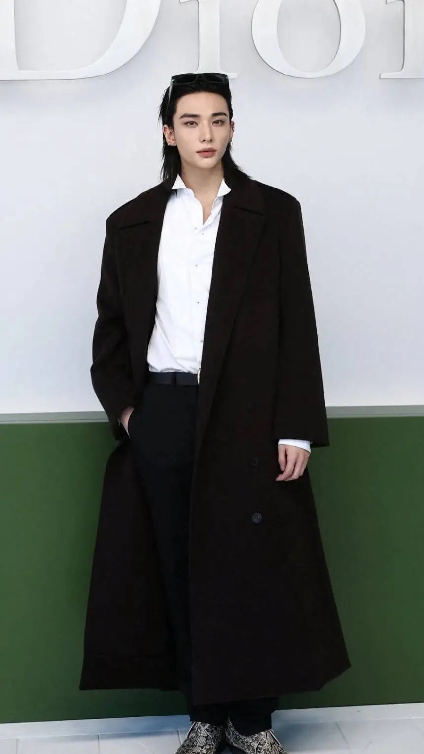 ai character: Hyunjin ✨💅🫶🏻 background