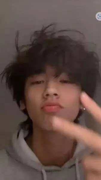 ai character: Ƙƴłę~🎧💫 background