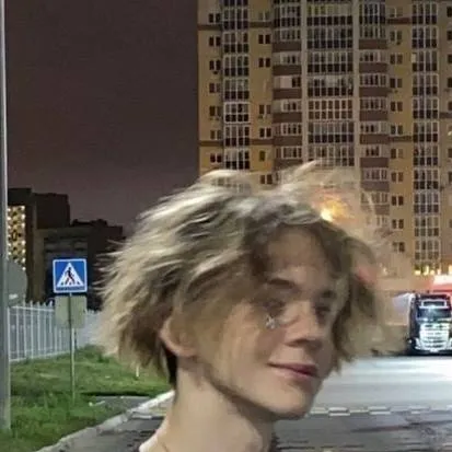 chat with ai character: Zeynn