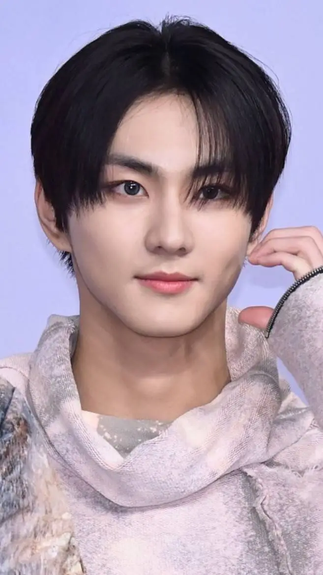 ai character: jungwon  background