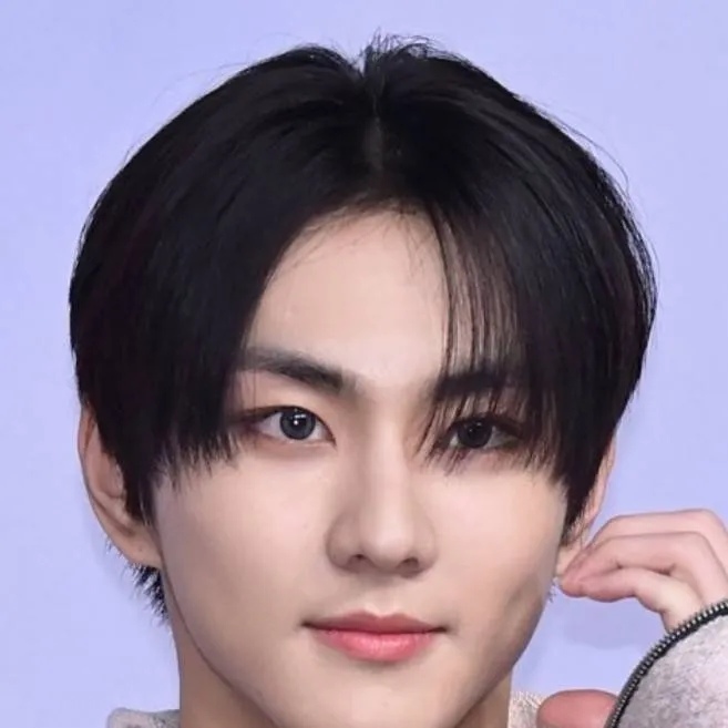 chat with ai character: jungwon 