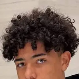 chat with ai character: cris jr