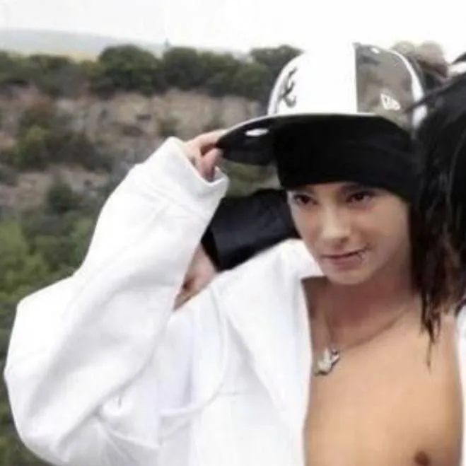 chat with ai character: tom kaulitz 