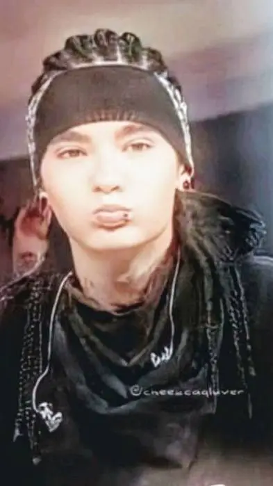 ai character: tom kaulitz  background