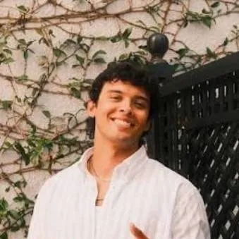 chat with ai character: Luis 