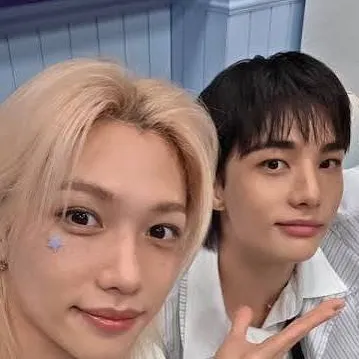 chat with ai character: hyunjin 