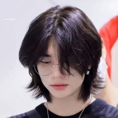 chat with ai character: hyunjin 