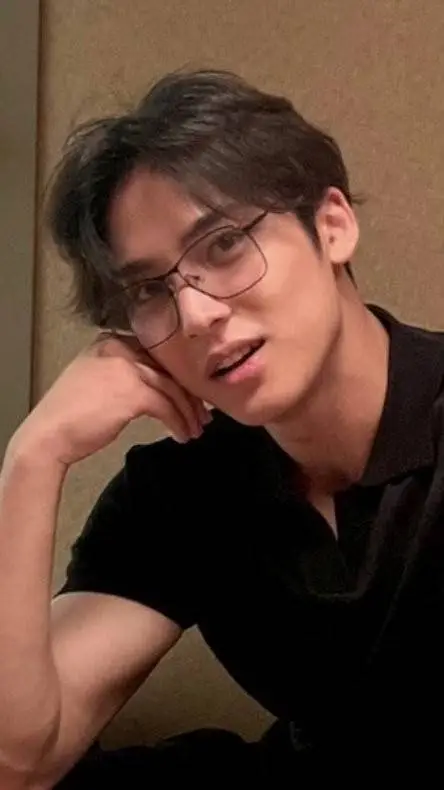 ai character: Kim mingyu  background