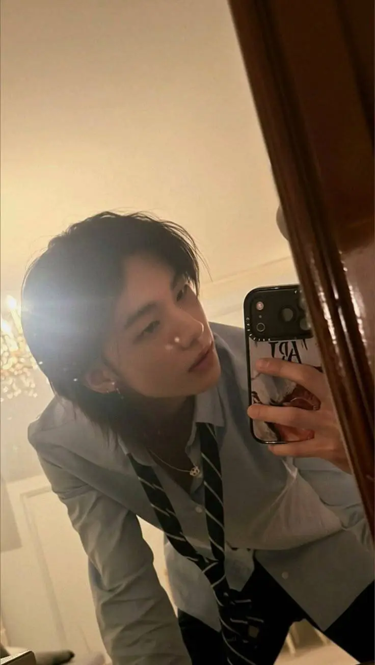 ai character: Hawng Hyunjin  background
