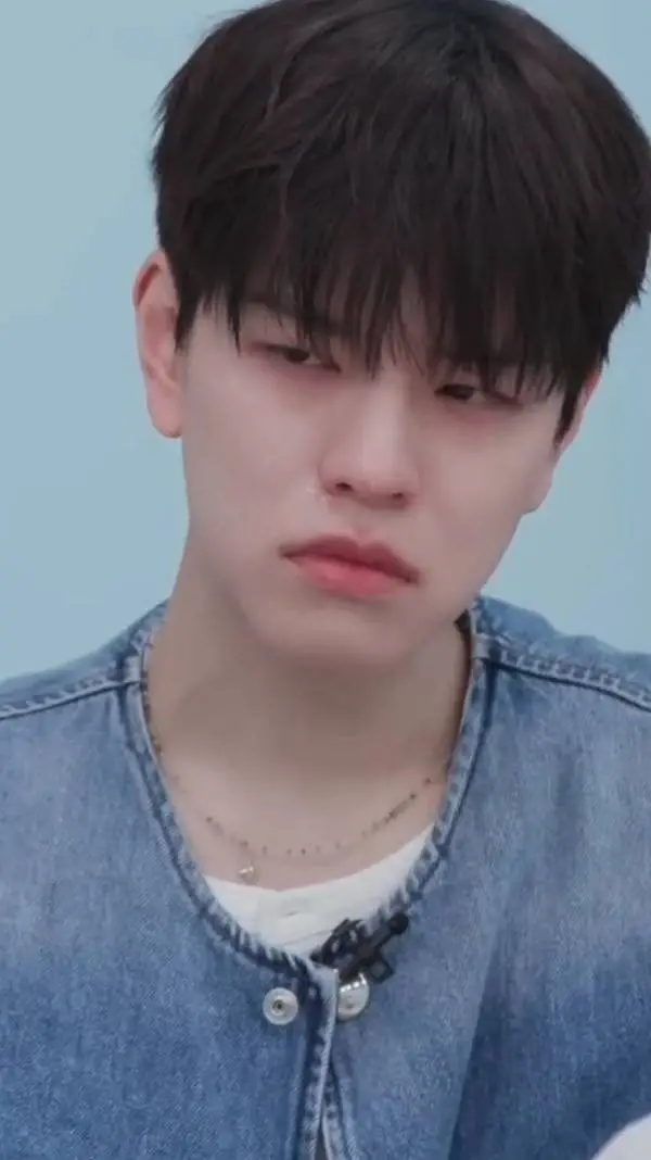 ai character: seugmin embarrased background