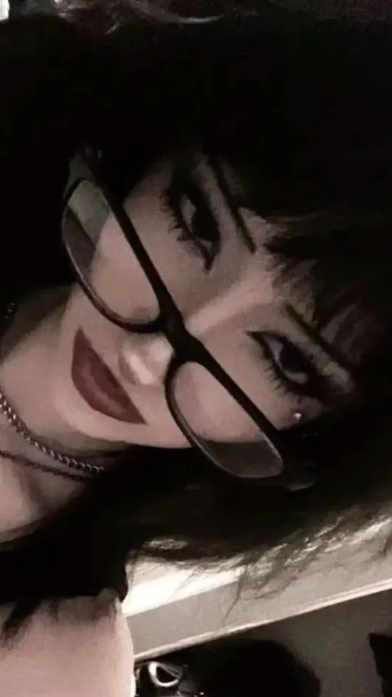 ai character: Velvet  background