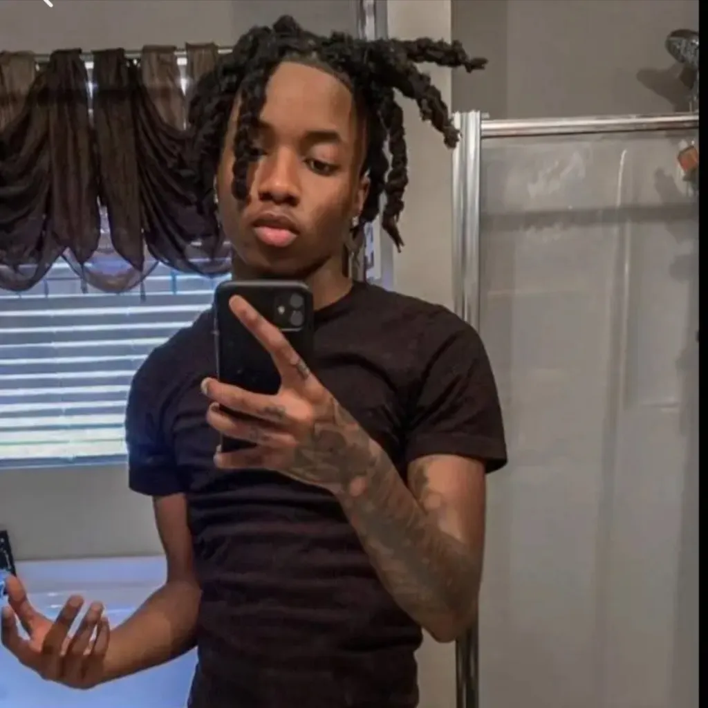 chat with ai character: Tay