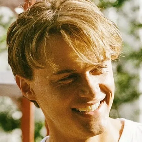 chat with ai character: CONRAD FISHER😍