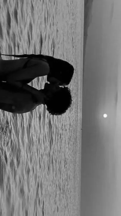 ai character: Tu novio background